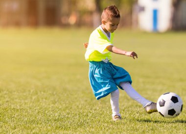 çocuğun futbol spor alanında tekme
