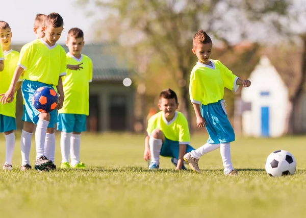 Jonge kinderen spelers voetbalwedstrijd op voetbalveld — Stockfoto