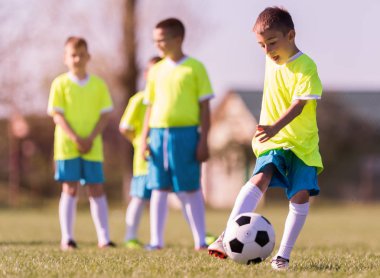 çocuğun futbol spor alanında tekme