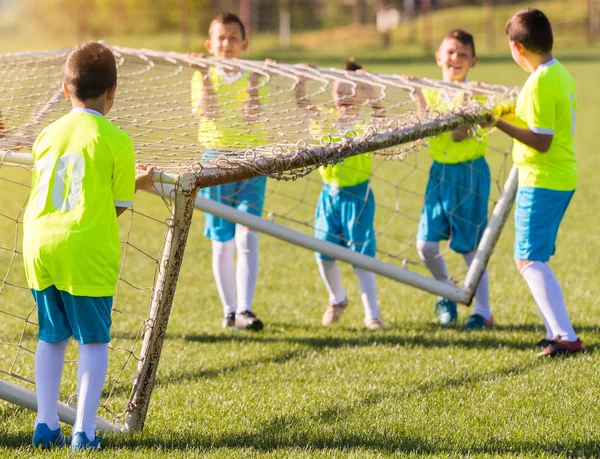 Jonge kinderen spelers voetbalwedstrijd op voetbal fi voorbereiden — Stockfoto