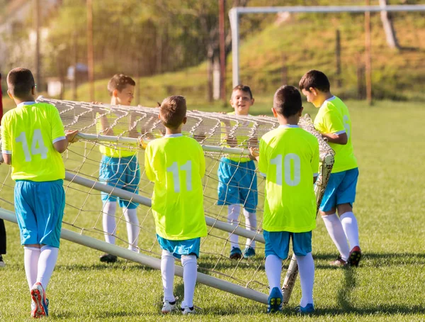 Junge Kinderspieler bereiten sich auf Fußballspiel vor — Stockfoto