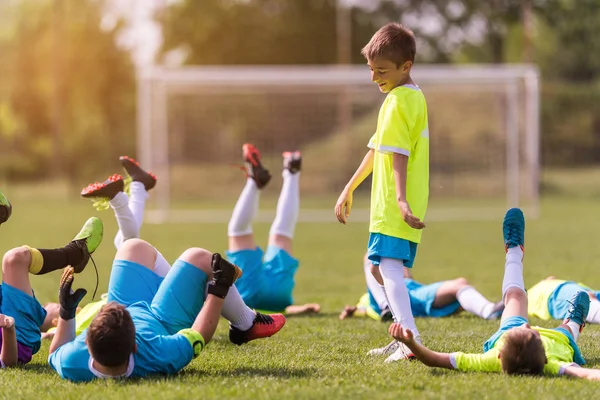 Детский футбол - детские футболисты празднуют после victo — стоковое фото