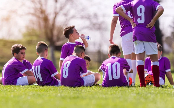 Niños pequeños jugadores partido de fútbol - a la espera de partido a sta —  Fotos de Stock