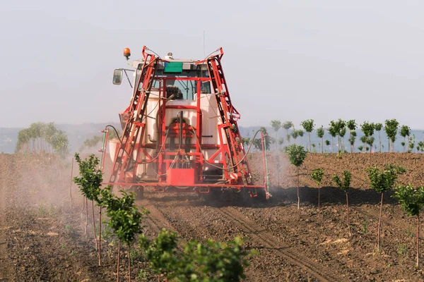 樱桃果园拖拉机喷洒杀虫剂 — 图库照片