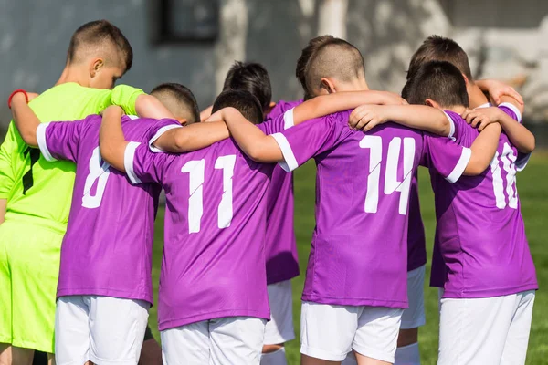 Τα παιδιά ποδόσφαιρο ποδόσφαιρο - παίκτες παιδιά γιορτάζει μετά victo — Φωτογραφία Αρχείου