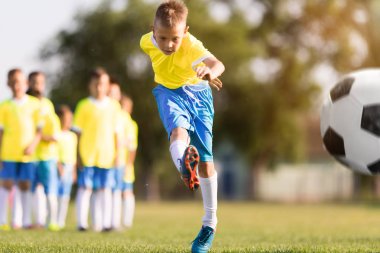 Çocuk futbol sırasında spor sahada tekme futbol maçı
