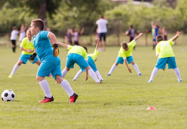 Chico Pateando Fútbol Campo Deportes Durante Partido Fútbol — Foto de Stock