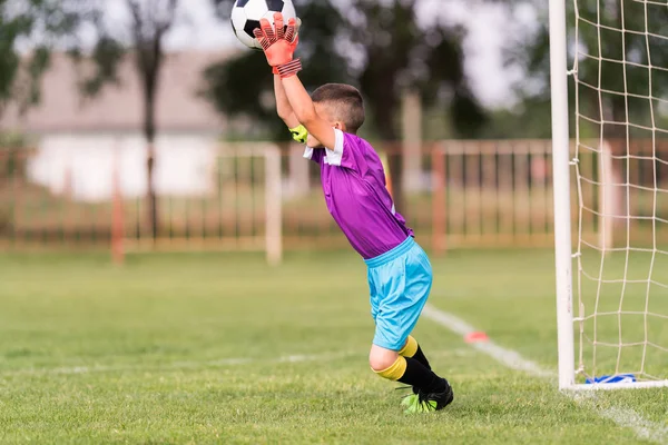 Pequeno Goleiro Usou Mãos Para Pegar Bola Jogo — Fotografia de Stock