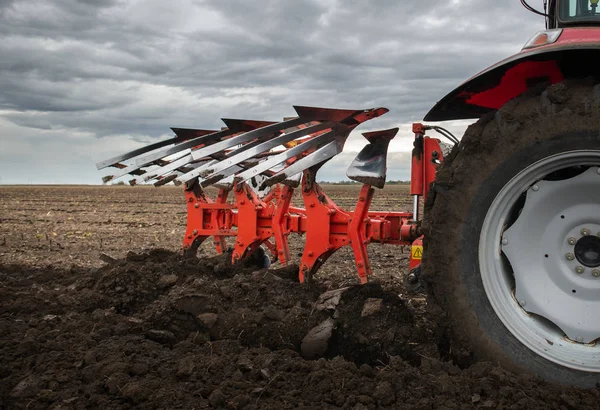 Campos de arado de tractores al atardecer — Foto de Stock