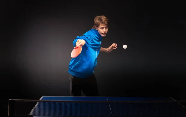 Хлопчик грає в настільний теніс — стокове фото
