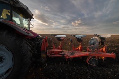 Gün batımında traktör sürme alanları