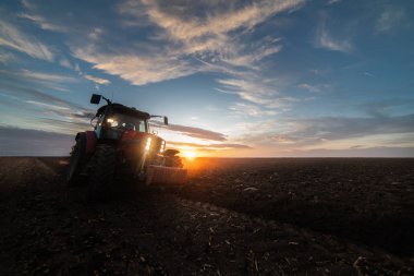 Gün batımında traktör sürme alanları
