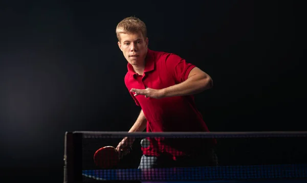 Mladý muž hraje stolní tenis. — Stock fotografie