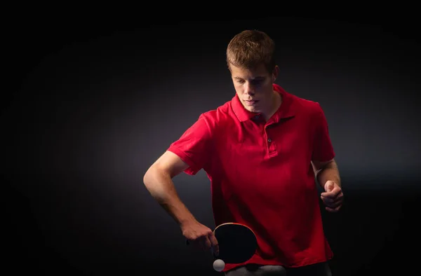 Молодой человек играет в настольный теннис . — стоковое фото