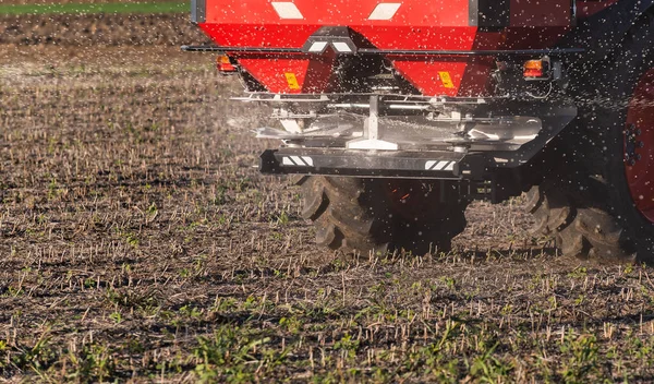 Trattori che diffondono fertilizzanti artificiali — Foto Stock