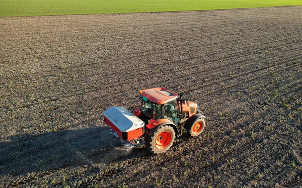 Terjedése műtrágya traktor — Stock Fotó