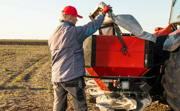 Farmář připravuje umělá hnojiva pro práci — Stock fotografie