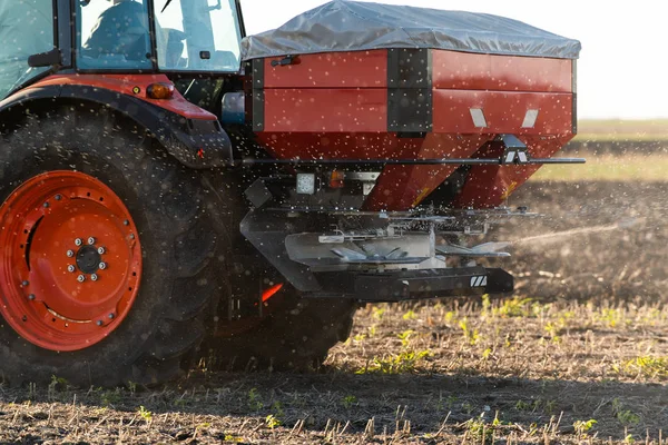 Tractor espalhando fertilizantes artificiais — Fotografia de Stock