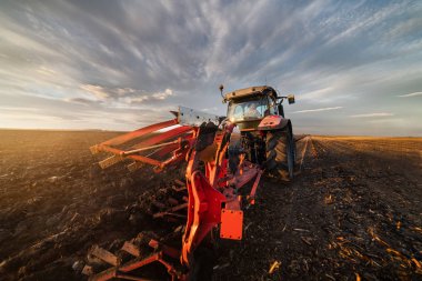 Gün batımında traktör sürme alanları