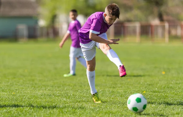 Děti fotbal fotbal - děti hráči zápas na fotbalovém hřišti — Stock fotografie