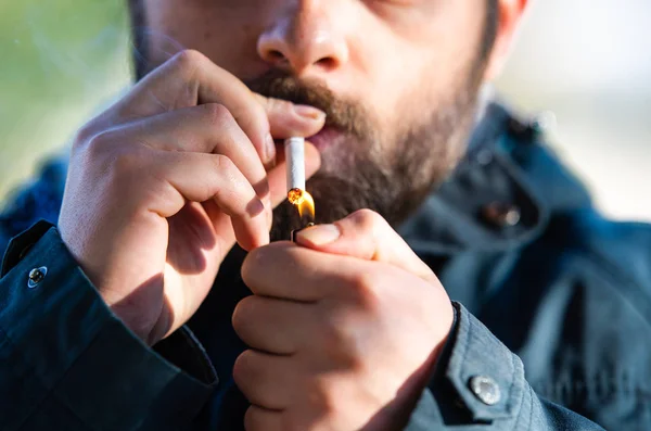 Mužský portrét s cigaretou — Stock fotografie