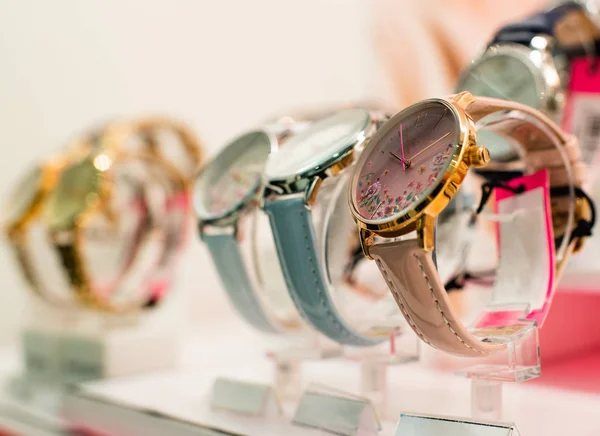 Luxusní hodinky v obchodě stojí — Stock fotografie