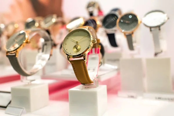 Orologi di lusso in un negozio Stand — Foto Stock