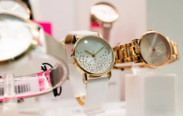 Relojes de lujo en un stand de la tienda — Foto de Stock