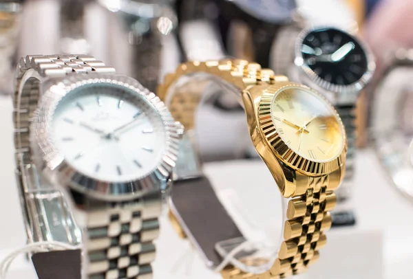 Розкішні годинники в підставці магазину — стокове фото