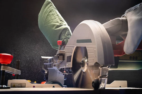 Worker working driving circular saw. — Stock Photo, Image