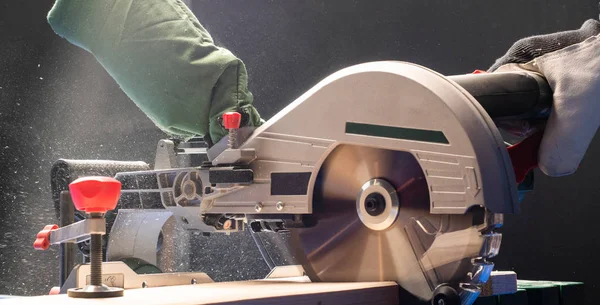 Worker working driving circular saw. — Stock Photo, Image