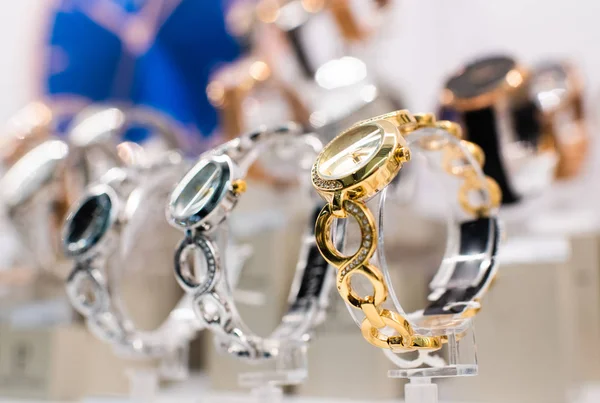 Relojes de lujo en un stand de la tienda — Foto de Stock
