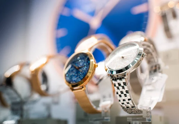 Orologi di lusso in un negozio Stand — Foto Stock