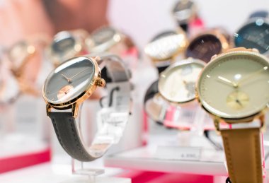 bir mağazada lüks saatler stand