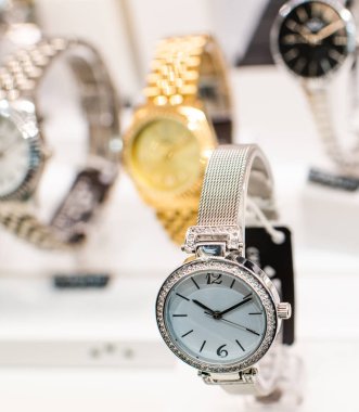 bir mağazada lüks saatler stand