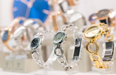 bir mağazada lüks saatler stand