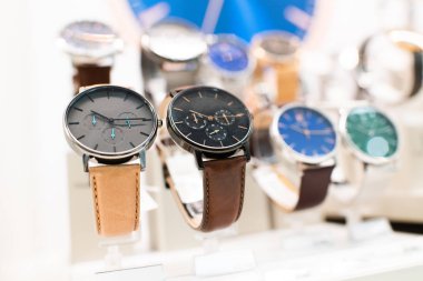 bir mağazada lüks saatler stand