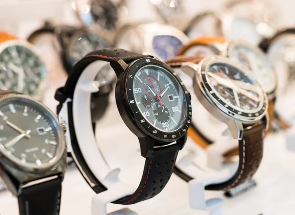 Orologi di lusso in un negozio Stand — Foto Stock