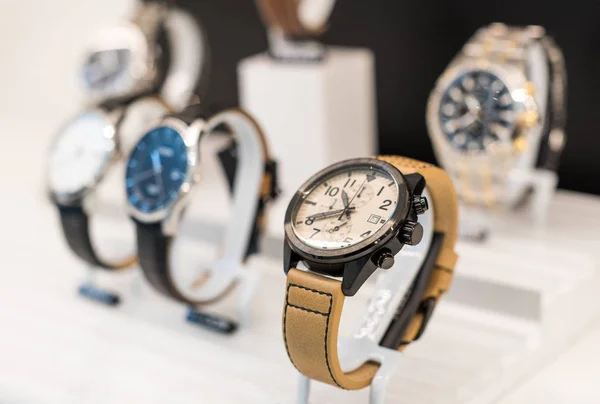 Montres de luxe dans un stand de magasin — Photo