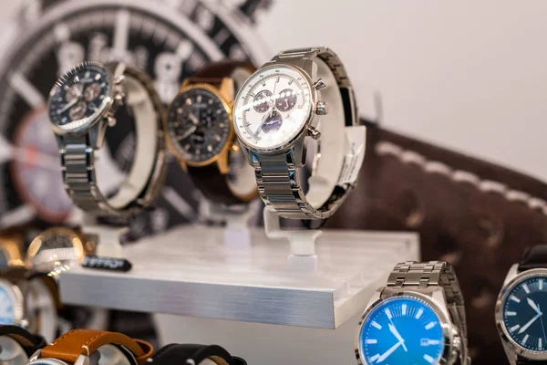 Montres de luxe dans un stand de magasin — Photo