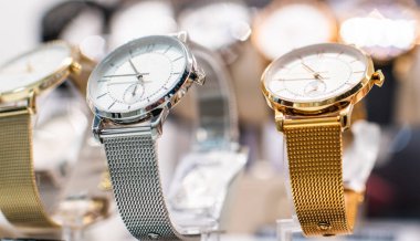 bir mağazada lüks saatler stand