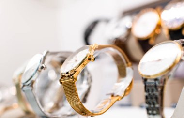 bir mağazada lüks saatler stand