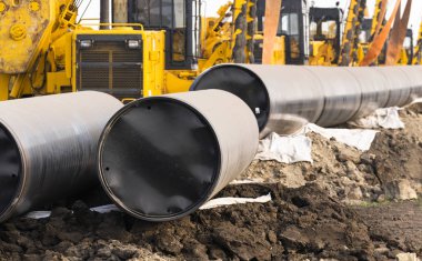 Vinç gaz boru hattı için bir kanal kazma