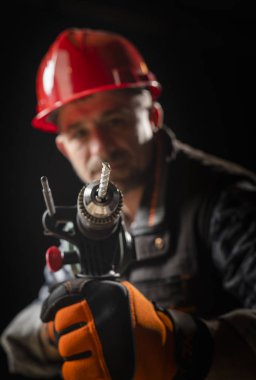 bir elektrik dril ile erkek işçi