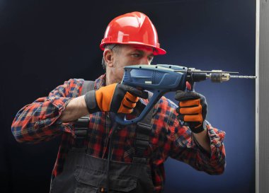 bir elektrik dril ile erkek işçi