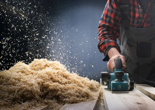 Tablón de madera cepillado con un plano eléctrico . —  Fotos de Stock