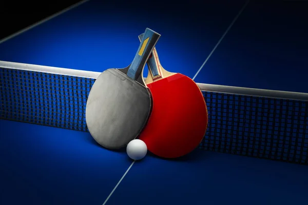 Ping pong rackets en ballen op een blauwe tafel met net. — Stockfoto