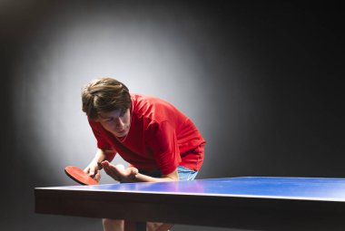 Masa Tenisi (Masa Tenisi oynayan bir çocuk)