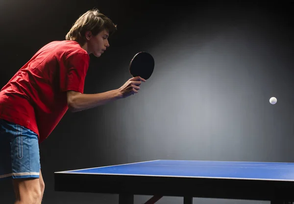 Un niño jugando ping-pong (tenis de mesa ) — Foto de Stock