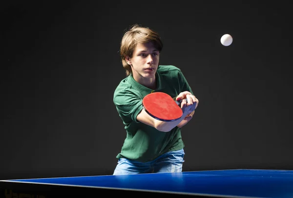 Un garçon jouant au ping-pong (tennis de table ) — Photo